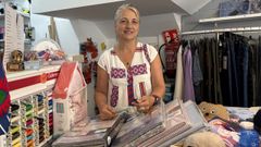 Pilar, propietaria de Taller de Costura Pili, posa tras el mostrador del negocio, que lleva 28 a�os abierto en la avenida Adolfo Su�rez. La costurera es pesimista con el futuro de su sector, al menos en el �mbito local.
