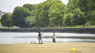 Dos mujeres ayer en la playa fluvial del L�rez (Pontevedra)