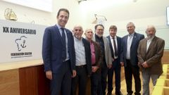 Jos Manuel Rosas, segundo por la izquierda, y Jos Antonio Prez, tercero por la derecha, con el conselleiro de Mar y otros asistentes al XX aniversario de la Federacin Galega de Confraras, celebrado en octubre del 2024