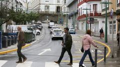 Peatones cruzando ayer por el paso de cebra del Callao, una vez restablecido el tr�fico.