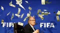 El comediante brit�nico Lee Nelson lanz� billetes al presidente de la FIFA Sepp Blatter. 20 de julio. 