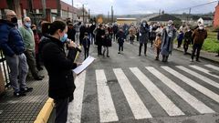 Ante el colegio se concentraron familias y se ley� un manifiesto 