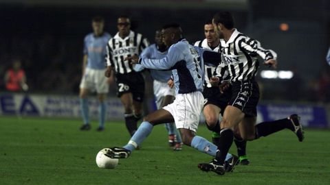 Benni McCarthy, con dos goles, lider� la inesperada goleada por Celta por 4-0.