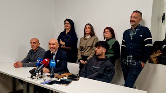 Miembros de la comisi�n de fiestas de Villaman�n con representantes de servicios jur�dicos que llevan el caso