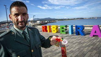 Jes�s Mosquera muestra sus medallas en su �ltima visita a Ribeira