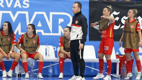 El banquillo del Poio Pescamar durante un partido de liga