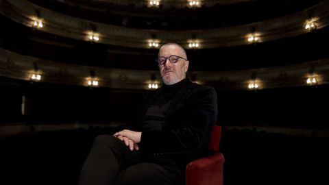 <span lang= gl >Paulo Rodr�guez � o responsable da exitosa programaci�n do Teatro Rosal�a de Castro</span>