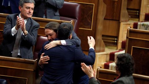 Saludo entre Pedro Snchez y Pablo Iglesias