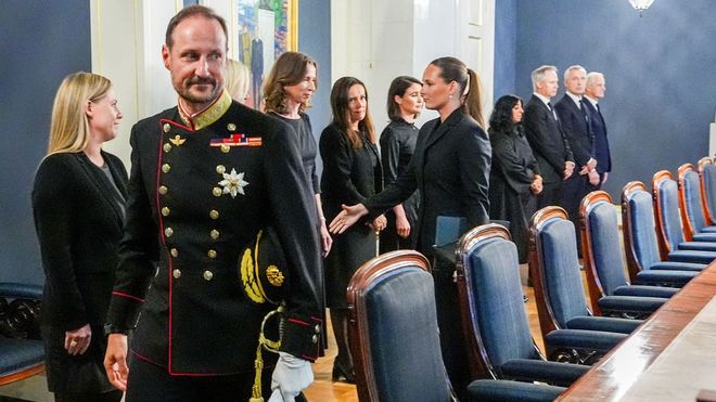 El rey Haakon de Noruega y la princesa heredera Ingrid Alexandra se re�nen con ministros en una sesi�n extraordinaria del Consejo de Ministros en el Palacio Real. 