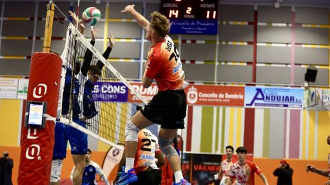 Los jugadores del Rotogal bloquean un remate de Vega en el duelo disputado en Dumbr�a.