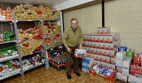 Manuel Soto muestra los almacenes de alimentos de Capacee.