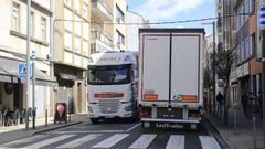 Dos camiones se cruzan en plena traves�a del casco urbano de Arz�a