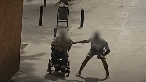 Momento en el que uno de los dos detenidos arranca una cadena de oro a la v�ctima, que se desplazaba en silla de ruedas