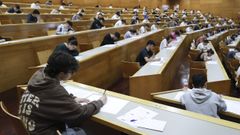 Imagen de archivo de alumnos durante la selectividad del pasado junio, en este caso en la facultad de Filoloxa de la UDC, en A Corua