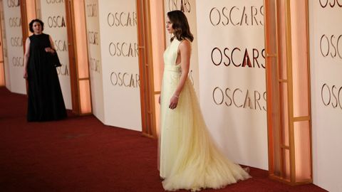 La actriz Felicity Jones, de �Sue�os de trenes�, con vestido de Prada