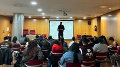La Asociaci�n Arraianas durante una charla del proyecto Nnabata en Burela