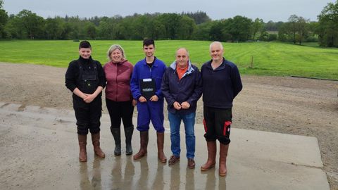 Nadine Crocq acoge en su granja al estudiante de Fonteboa�Alex Ca�nzos, con mono azul