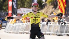 Jonas Vingegaard cruza la meta durante una etapa de la Volta a Catalunya 2026.