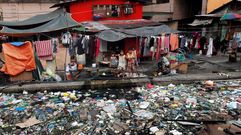 Un canal ocupado por lixo plstico en Manila. Filipinas , segundo Greenpeace, o terceiro pas asitico que mis plstico arroxa aos ocanos