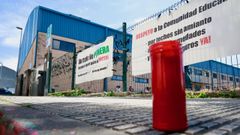 Lazos y cirios delante del CEIP A Solaina, en Nar�n.