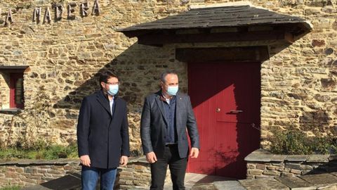 El consejero de Industria, Empleo y Promocin Econmica, Enrique Fernndez, junto con el alcalde de Taramundi, Csar Villabrille, en el Centro de Artesana de Bres, la Casa del Agua y el taller de cuchillera
