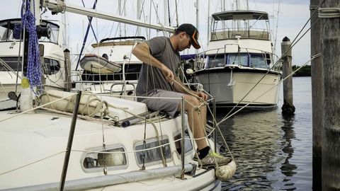 Un hombre prepara su barco ante la llegada de �Irma�.