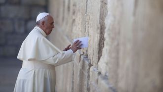 Imagen de archivo del papa Francisco en el muro de las Lamentaciones en Jerusaln