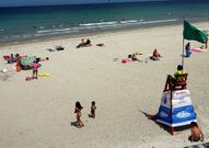 Un socorrista vigila la playa de Remior, en Barreiros.