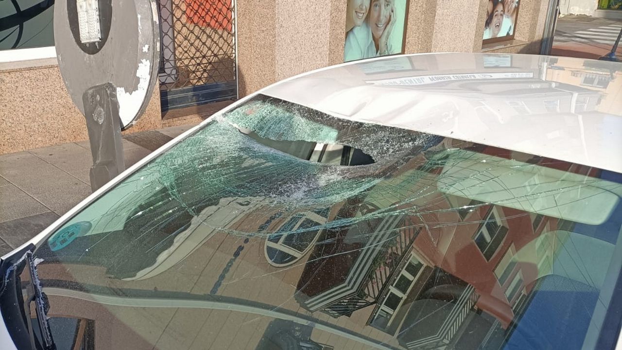 Un camión golpea una farola que acabó cayendo sobre la luna de un coche en Ribadeo