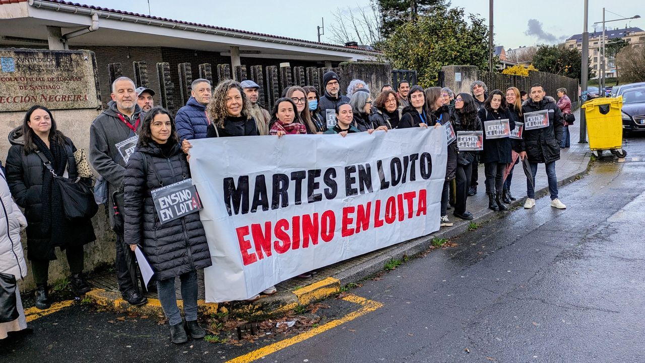 Decenas de profesores se movilizan en Santiago y su área contra los recortes