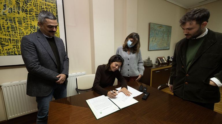 Momento de la firma, en 2025, de la cesi�n al Concello de Carballo de las casi 200 obras de Manuel Facal.