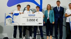 Marcos, Roberto y Mateo, alumnos de cuatro de ESO del colegio Obradoiro, ganaron el premio a mejor equipo cadete en el curso de educaci�n financiera celebrado en la Bolsa de Madrid