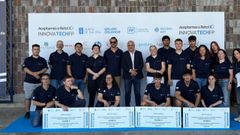 El director del CIFP Ferrolterra, Enrique Pazo, con los cuatro equipos galardonados