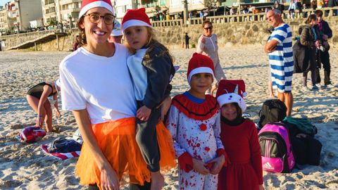 Chapuz�n para despedir el a�o en la playa de Silgar, en Sanxenxo
