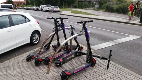 Patinetes el�ctricos aparacados en un aparcabicis de la avenida de Juan Carlos I