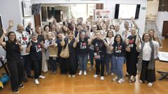 Un grupo de personas alza los brazos en la sede de la APSOU en el�D�a Nacional de las Lenguas de Signos Espa�olas.