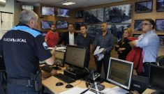 <span lang= es-es >Los concejales, en la sala de control de tr�fico</span>. Los integrantes de la comisi�n municipal de Mobilidade visitaron ayer las dependencias de la Polic�a Local para conocer el funcionamiento de este servicio y la labor que se realiza desde la sala de pantallas para controlar el tr�fico en la ciudad. 
