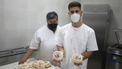 Borja Reim�ndez (dereita) ca s�a nai, amosando os queixos que fan dende Nar�n, unha aldea de Becerre�