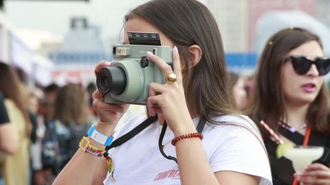 Una fot�grafa en el recinto del Morri�a Fest.