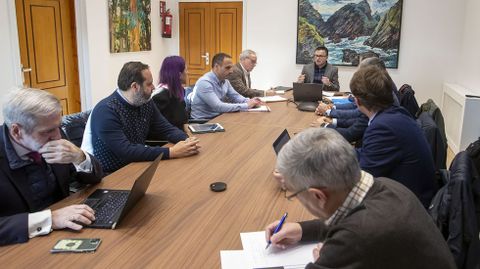 El conselleiro de Medio Rural, Jos� Gonz�lez,  con representantes de las denominaciones de origen vitivin��colas.