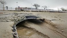 <span lang= es-es >Una desembocadura cuestionada</span>. El colector que recoge las aguas pluviales y sustituye a las viejas y oxidadas tuber�as desemboca de una forma que los vecinos consideran peligrosa. 