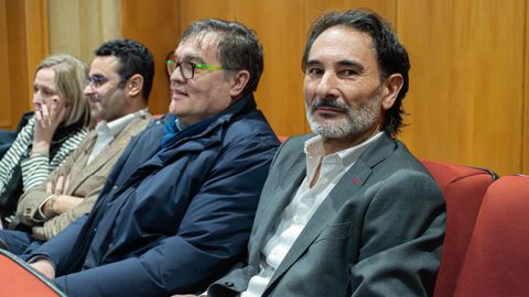 Xos� Manuel Fern�ndez (a la derecha), junto a otros compa�eros, durante el recuento