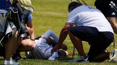 Svetlana Gomboeva, del comit� ruso, recibe atenci�n m�dica tras desmayarse por un golpe de calor este jueves