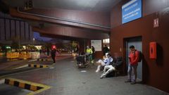 Pasajeros en los andenes de la estacin de autobuses de A Corua durante la segunda jornada de huelga en el transporte de viajeros por carretera