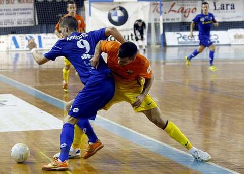 Antonio trata de desembarazarse de la presi�n de un jugador del Barcelona.