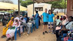 Los sanitarios ngel Veiga y Ana Gonzlez, esta semana, con los pacientes que esperan ante la clnica