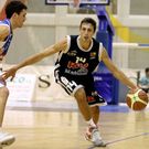 Cobos, ante Dani P�rez en el partido disputado en Andorra.