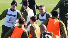 Jutgl�, con varios compa�eros, en el inicio del entrenamiento previo al partido.