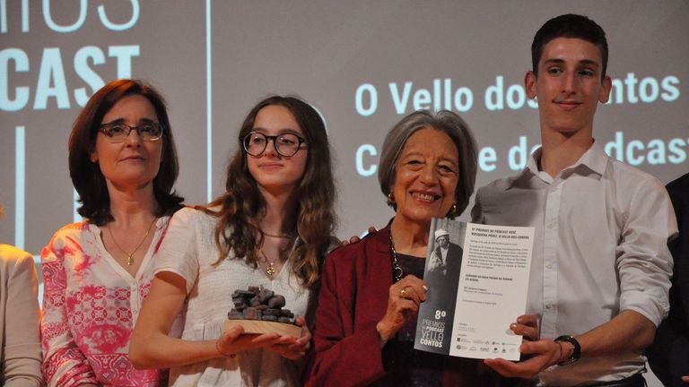 Estudantes do IES Antonio Fraguas, co galard�n, en compa��a da filla de O Vello dos Contos, Loli�a Fraguas, que tam�n foi homenaxeada