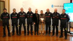 La concejala de Seguridad Ciudadana, Montse Paz (en el centro), junto a varios miembros del parque de bomberos